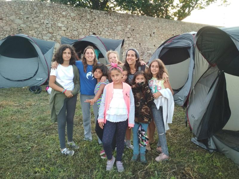 noite de campismo e as meninas participantes estão felizes no surfcamp porto