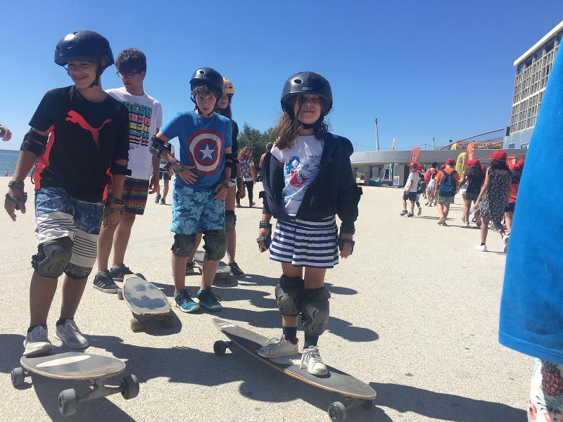 participantes a andarem de skate no surfcamp porto