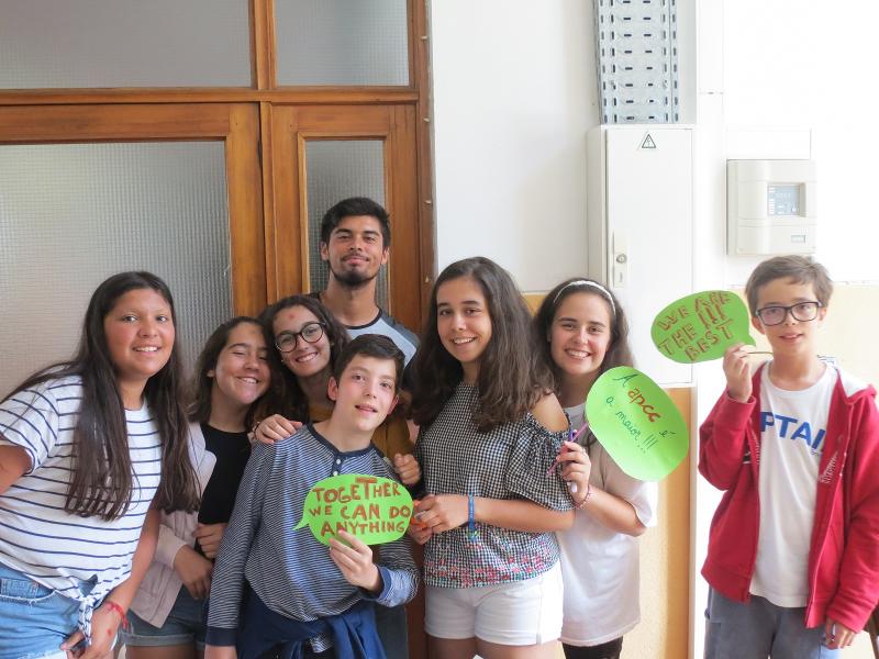 fotografia de participantes com balões de mensagens no surfcamp porto