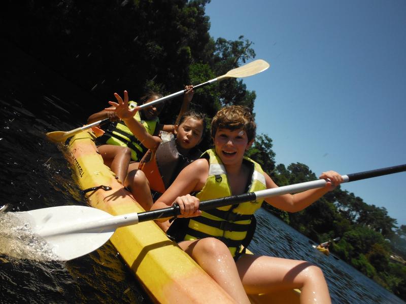 três participantes a andarem de canoa no surfcamp porto