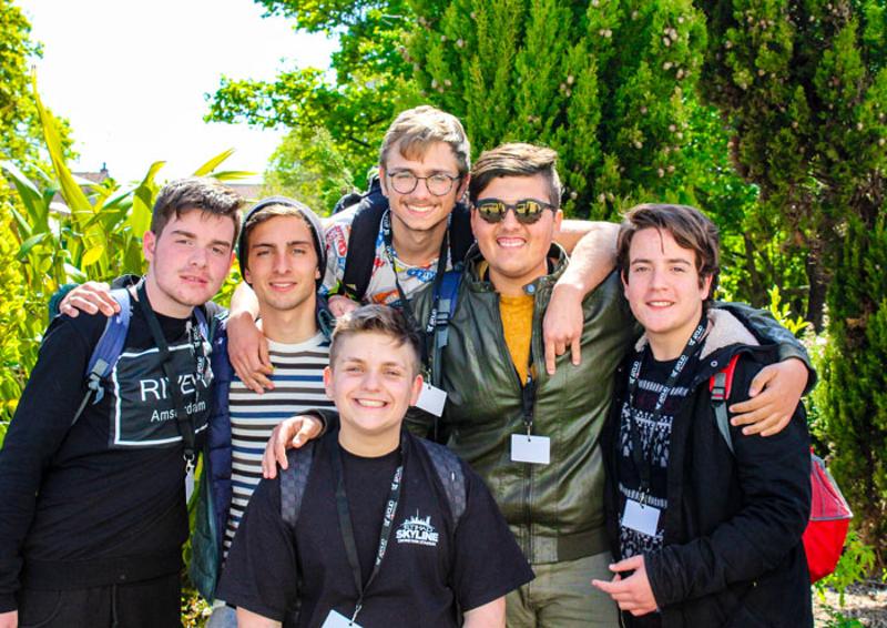 Participantes todos juntos num curso de línguas