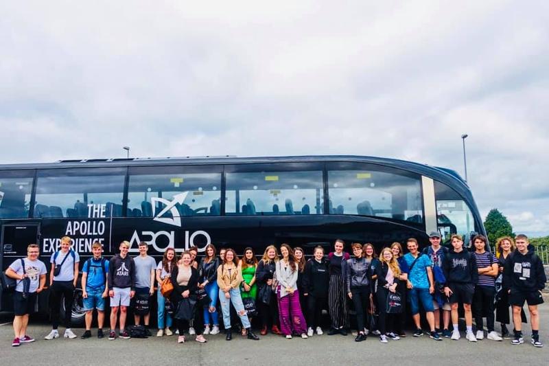 Participantes todos juntos a caminho na viagem de autocarro a caminho do curso de línguas