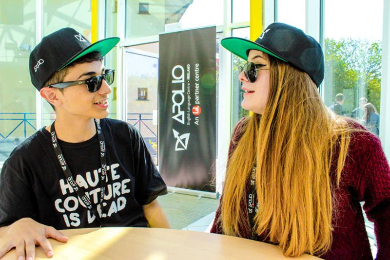 Dois participantes do curso de línguas na escola parceira