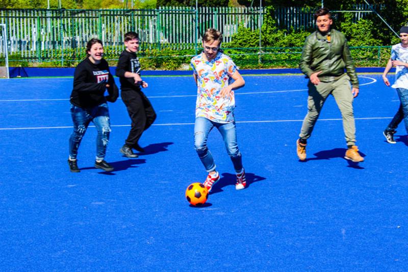 Jovens a jogar futebol como atividade da tarde durante o curso de linguas