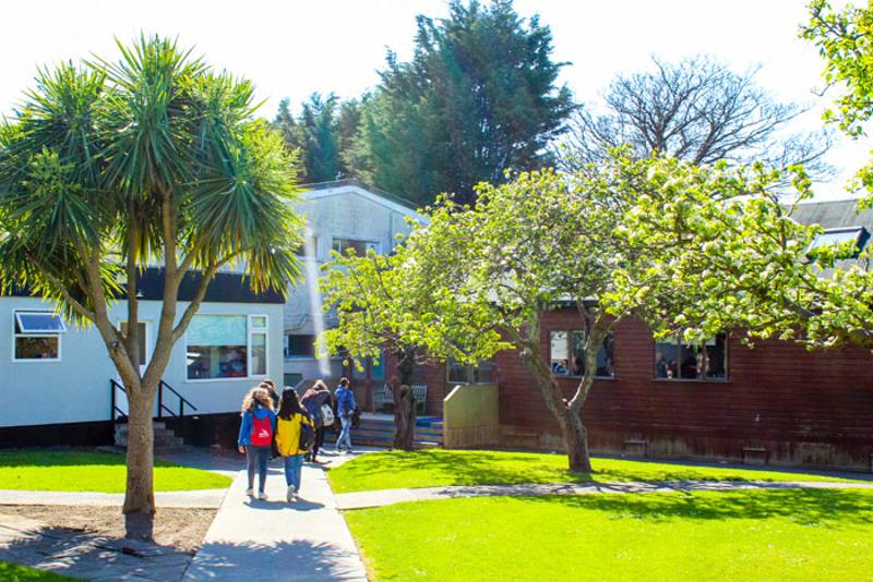 Espaço exterior da escola de línguas do curso de linguas
