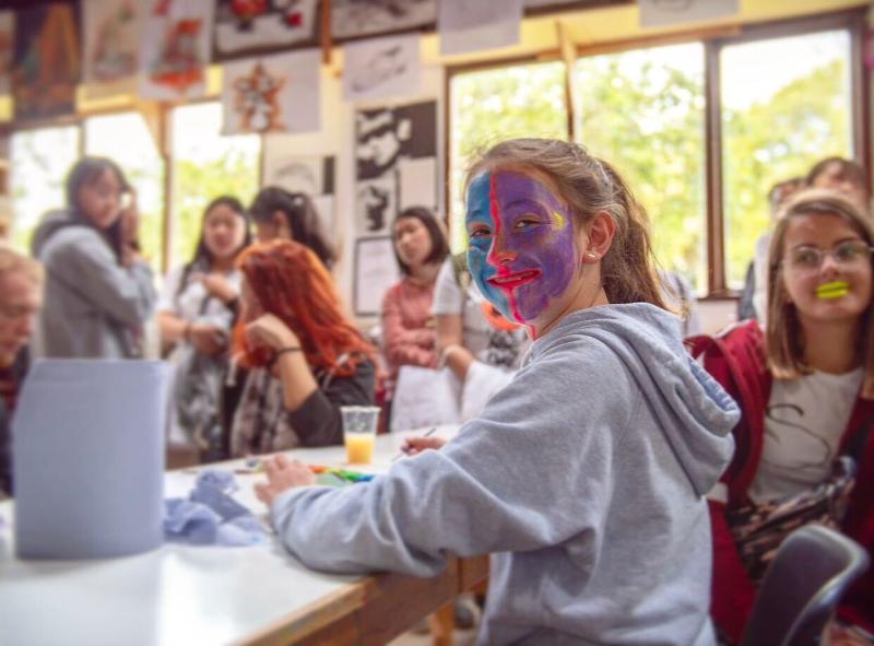 Atividades criativas como pintar a cara durante o curso de linguas