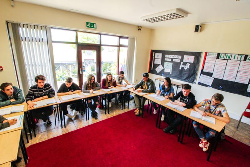 participantes na sala de aula do curso de inglês em Dublin