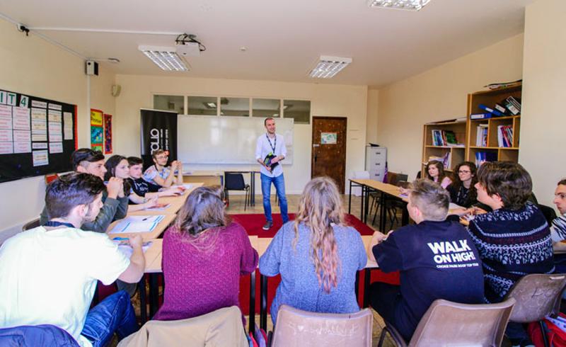 participantes a ouvir o professor na aula de inglês do curso de inglês em Dublin