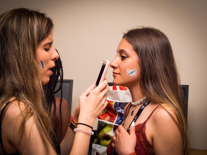 2 novas amigas a tirar foto no curso de línguas em Dublin