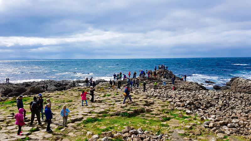 participantes a andar na excursão do curso de inglês em Dublin