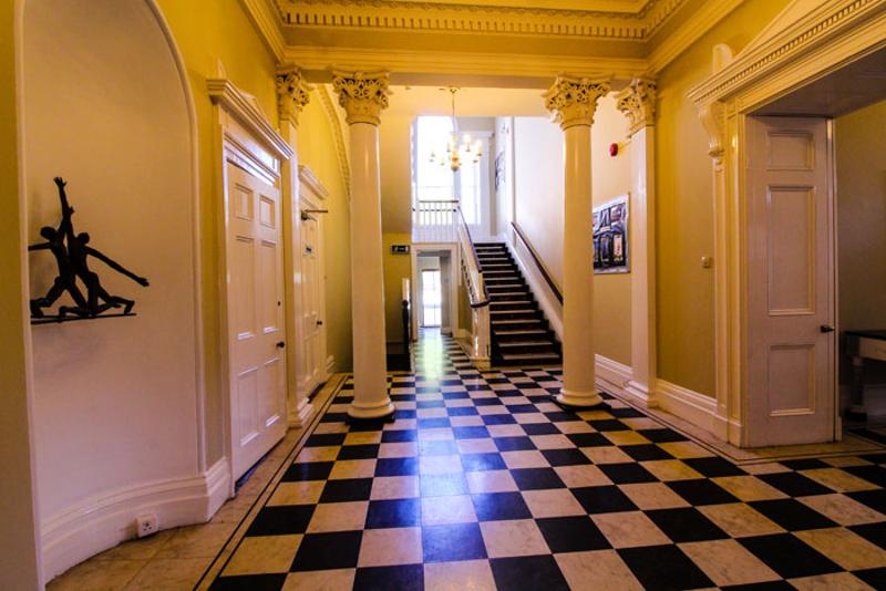 zona interior com chão aos quadrados da escola de línguas do curso de ingles em dublin