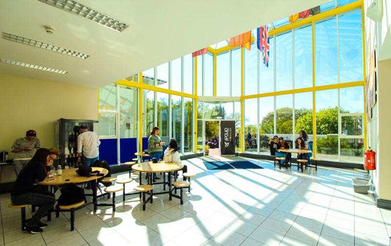 área grande e luminosa na escola de línguas do curso de ingles em dublin