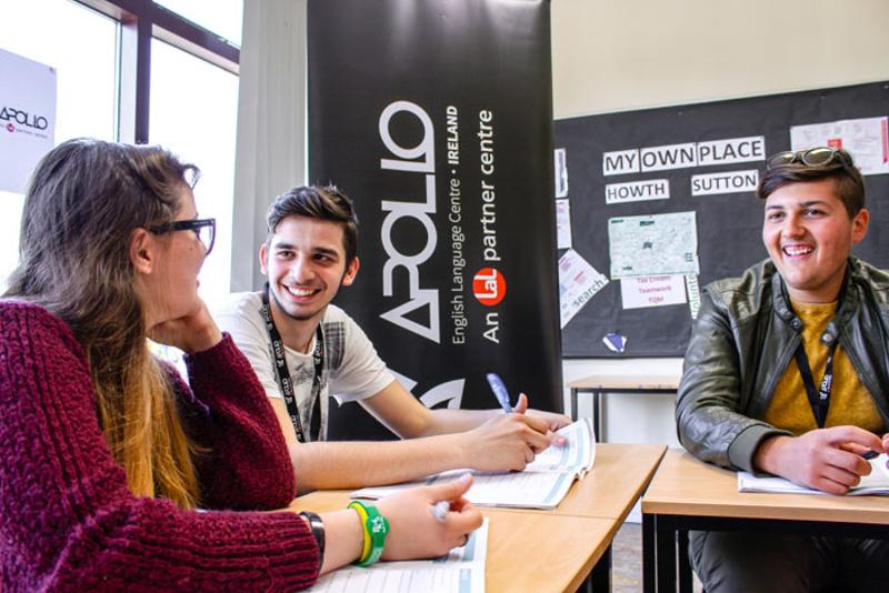 três participantes a rir na aula do curso de inglês em dublin