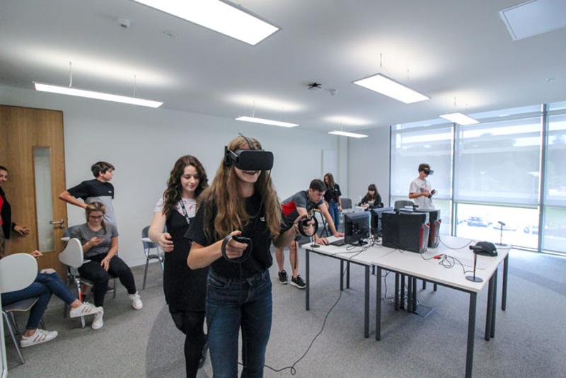 menina com óculos virtuais na sala de aula do curso de línguas em Dublin