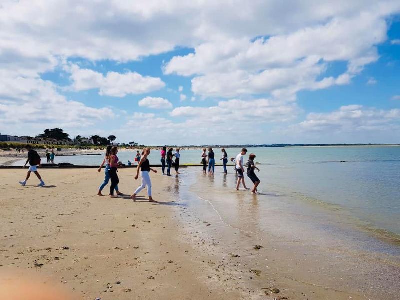 participantes na praia do curso de línguas em Dublin