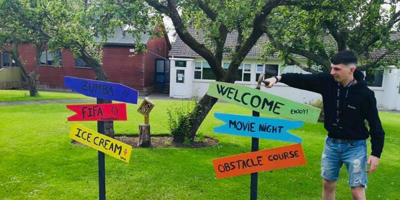 participante ao pé das placas de indicação das atividades do curso de inglês em dublin