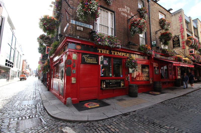 edifício vermelho nas ruas da Irlanda no curso de línguas em dublin
