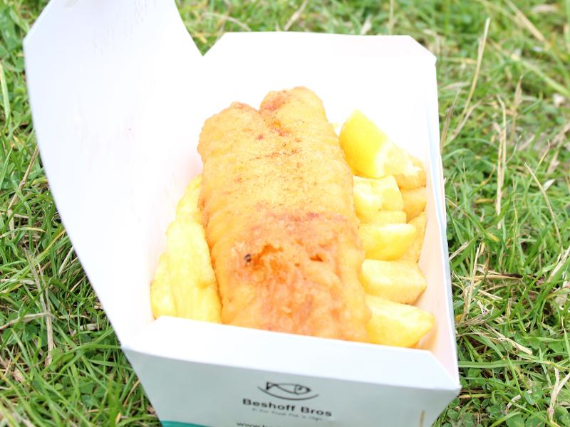 filete de peixe e batatas fritas como almoço no dia de passeio do curso de linguas em dublin