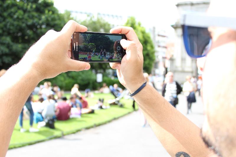 um monitor a tirar uma foto do grupo de participantes do curso de ingles em dublin