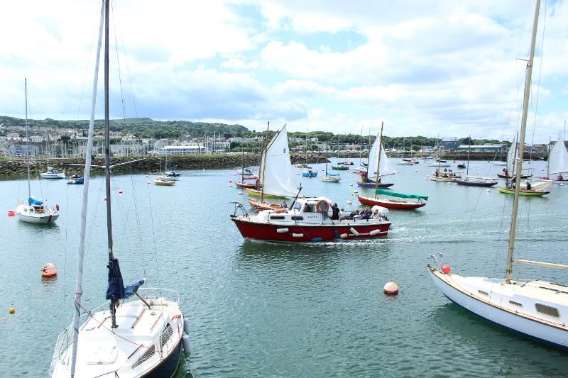 barcos parados no mar no curso de ingles em dublin
