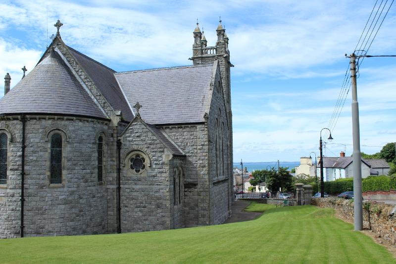 igreja antiga e relva ao seu redor no curso de linguas em dublin