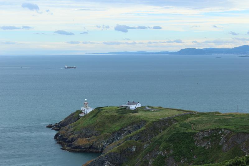 vista do farol e do mar da Irlanda no curso de ingles em dublin
