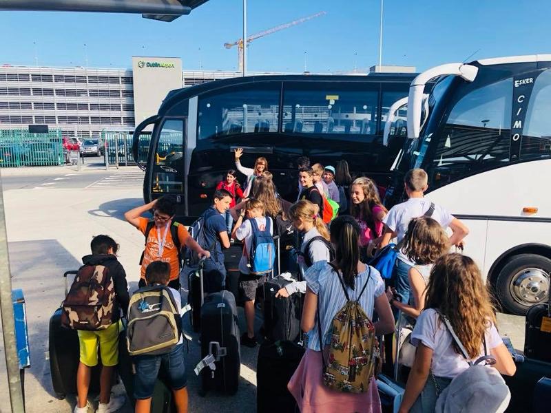 participantes juntos a entrar no autocarro no curso de ingles em dublin