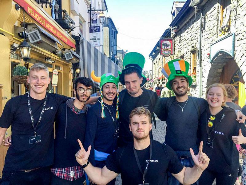 participantes do curso de ingles em dublin, a visitar a cidade e a usar chapeus irlandeses