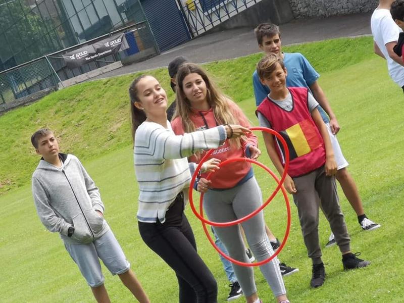 participantes na atividade de grupo, com arcos, no curso de ingles em dublin