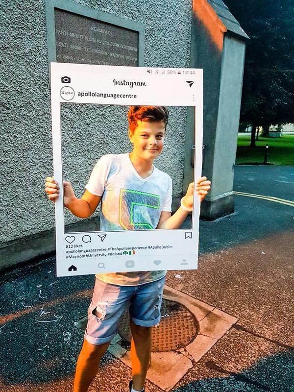 participante a tirar foto com uma moldura de cartão no curso de ingles em dublin