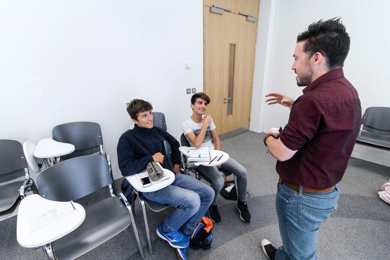 professor a dar explicações a dois alunos do curso de ingles em dublin