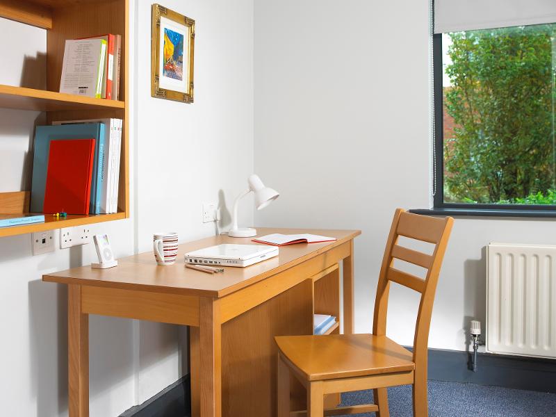 mesa do quarto do alojamento do curso de ingles em dublin