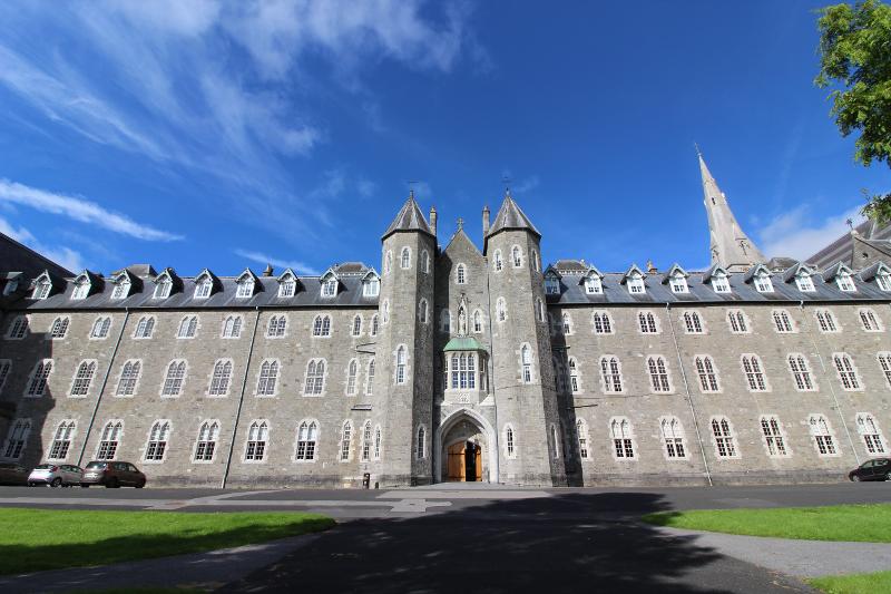 fachada da entrada da universidade do curso de ingles em dublin