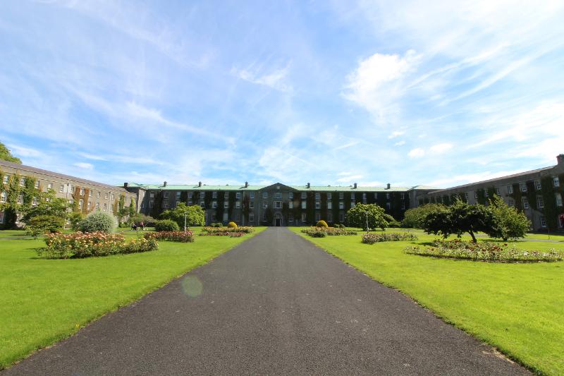entrada com relva e passeio na universidade do curso de ingles em Dublin