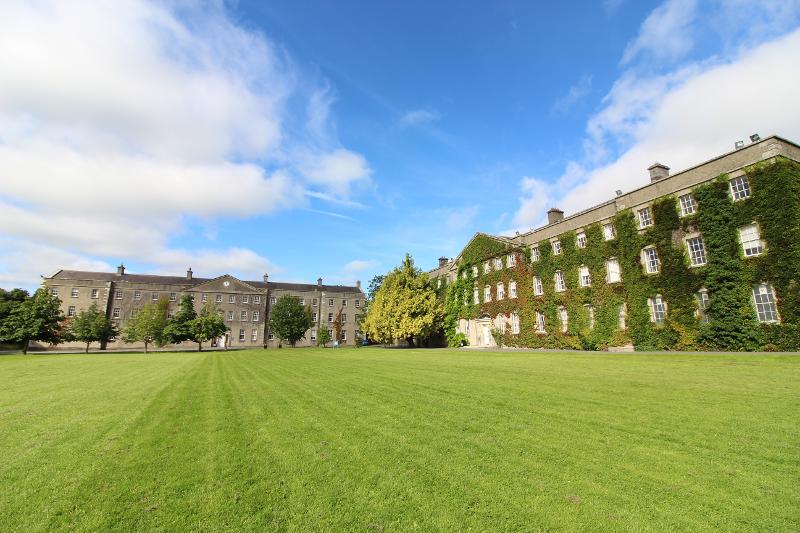 grande jardim verde na escola do curso de linguas em dublin