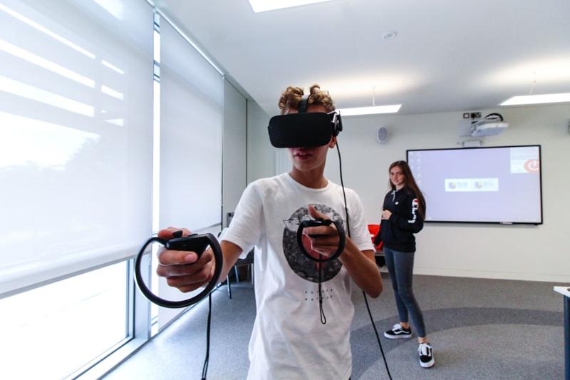 participante num jogo de realidade virtual no curso de linguas em dublin