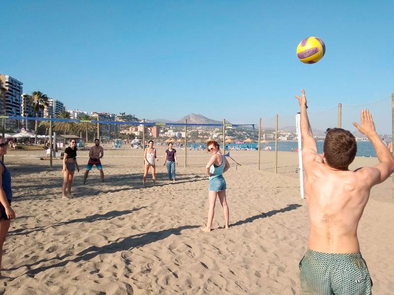 Participantes a fazer jogar volleyball durante os curso de espanhol 