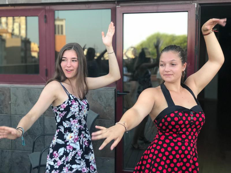 Alunas dos cursos de língua espanhola a praticar dança flamenca ao ar livre.