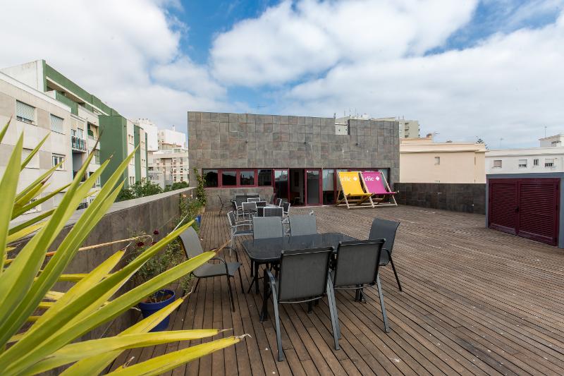 Terraço amplo e mobiliado dos cursos de língua espanhola, ideal para atividades ao ar livre e convívio.