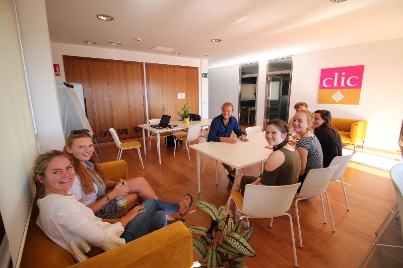 Grupo de alunas dos cursos de espanhol reunidas numa sala acolhedora e bem iluminada.