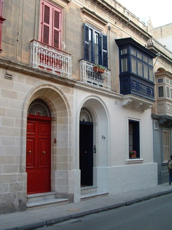 Rua típica de Malta, com edifícios coloridos e charme local, cenário perfeito para os cursos de inglês em malta.