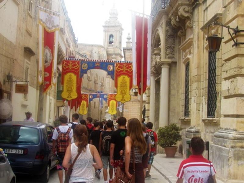 Participantes a caminhar pelas ruas de Malta, explorando a ilha durante os cursos de inglês em malta.