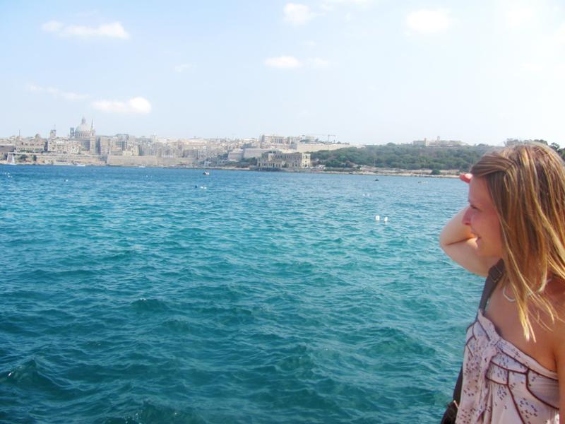 Rapariga a olhar para o mar, aproveitando o ambiente relaxante durante os cursos de inglês em malta.