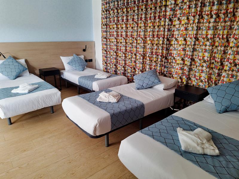 Quarto com 4 camas individuais, perfeito para grupos que participam nos cursos de inglês em malta.