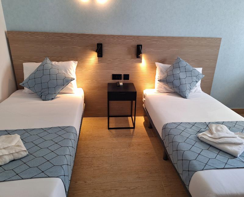 Quarto de 2 camas moderno, perfeito para descansar durante os cursos de inglês em malta.