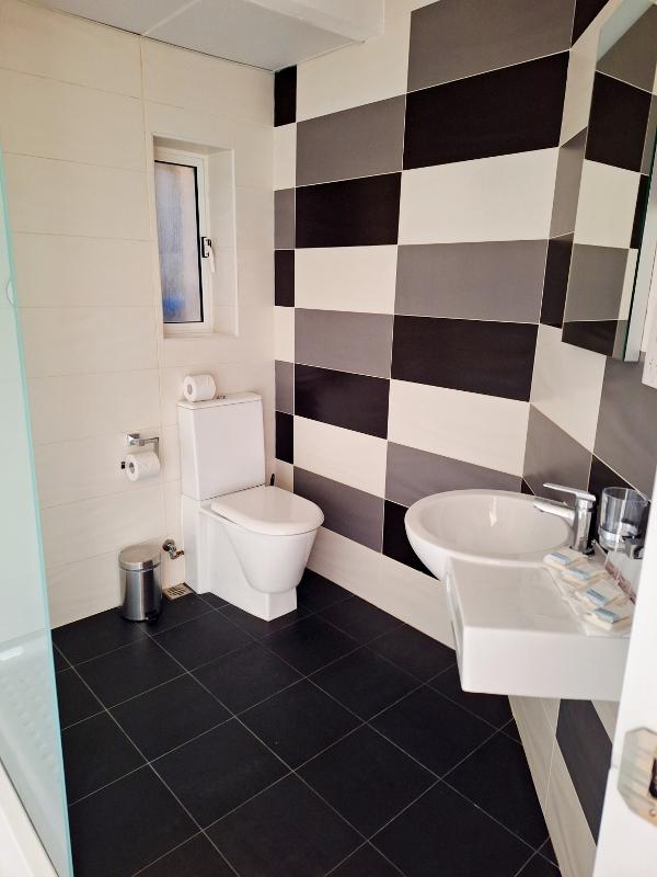 WC moderna e equipada, proporcionando conforto e praticidade durante os cursos de inglês em malta.
