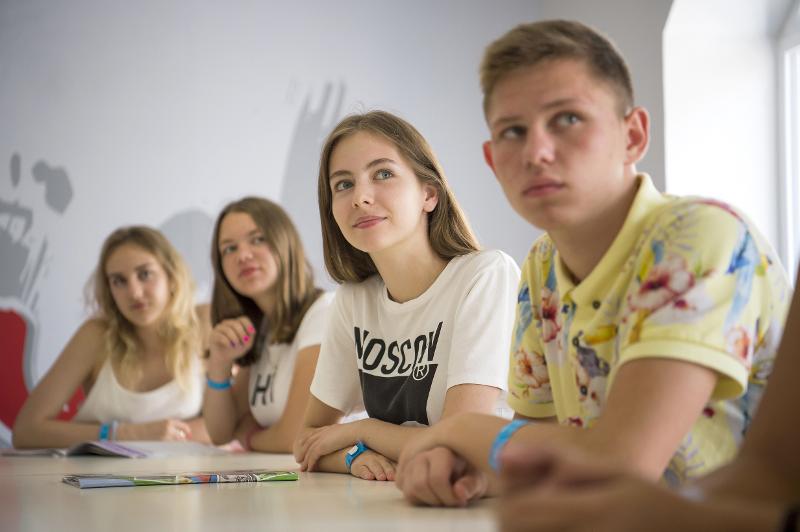 Estudantes a prestar atenção durante a aula, focados no aprendizagem nos cursos de inglês em malta.