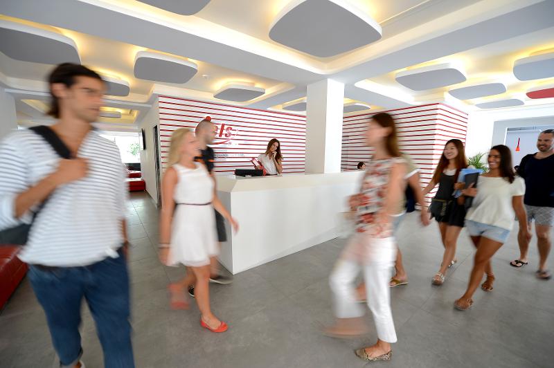 Participantes a andar pela receção da residência, prontos para começar os cursos de inglês em malta.