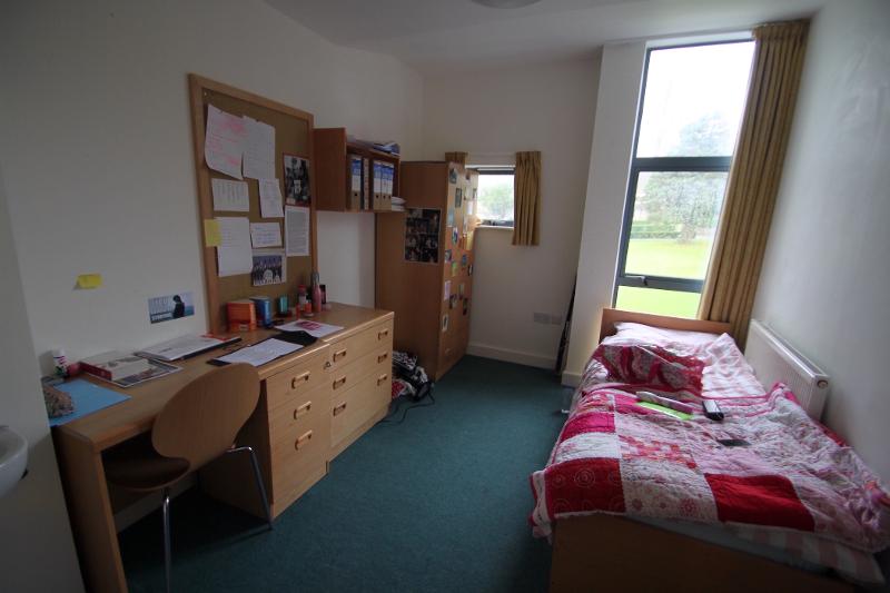 Quarto individual confortável e acolhedor para estudantes do curso de ingles para jovens.
