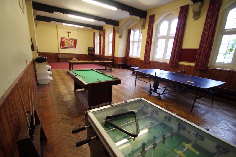 Sala de jogos para estudantes do curso de ingles para jovens, com mesa de bilhar, ténis de mesa e matraquilhos.